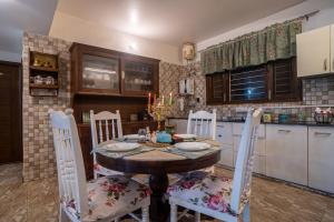 Alaya Stays Woodbury Mansion 3-BHK Villa with Naini Valley Views & Garden Near Naina Devi Temple