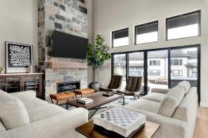 Modern Mountain Townhouse with Hot Tub, Fire Pit & Ski Access Near Park City
