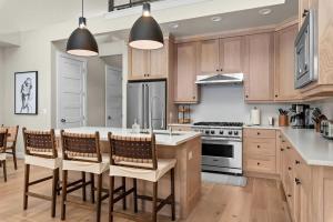 Modern Mountain Townhouse with Hot Tub, Fire Pit & Ski Access Near Park City