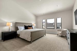 Modern Mountain Townhouse with Hot Tub, Fire Pit & Ski Access Near Park City