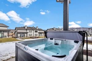 Modern Mountain Townhouse with Hot Tub, Fire Pit & Ski Access Near Park City