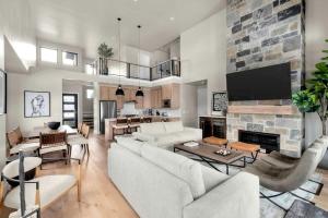 Modern Mountain Townhouse with Hot Tub, Fire Pit & Ski Access Near Park City