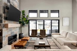 Modern Mountain Townhouse with Hot Tub, Fire Pit & Ski Access Near Park City