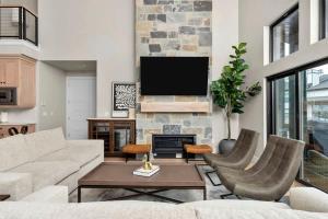 Modern Mountain Townhouse with Hot Tub, Fire Pit & Ski Access Near Park City