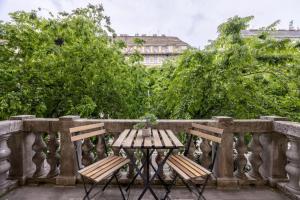 Marble & Gold Apartment by Andrássy