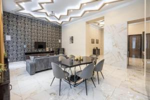 Marble & Gold Apartment by Andrássy
