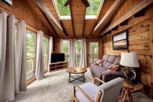 Spectacular Wooden Cabin with Hot-tub, Barbecue and Fire Pit in Berkerley Springs, West Virginia