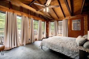 Spectacular Wooden Cabin with Hot-tub, Barbecue and Fire Pit in Berkerley Springs, West Virginia