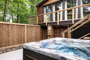 Spectacular Wooden Cabin with Hot-tub, Barbecue and Fire Pit in Berkerley Springs, West Virginia