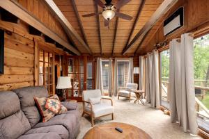 Spectacular Wooden Cabin with Hot-tub, Barbecue and Fire Pit in Berkerley Springs, West Virginia