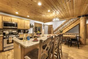 Spacious Cabin with Roomy Spaces for Group Escapes in Island Park, Idaho