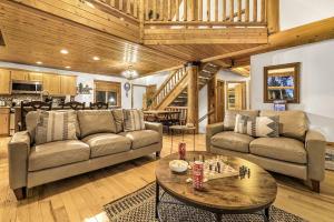 Spacious Cabin with Roomy Spaces for Group Escapes in Island Park, Idaho