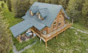 Spacious Cabin with Roomy Spaces for Group Escapes in Island Park, Idaho