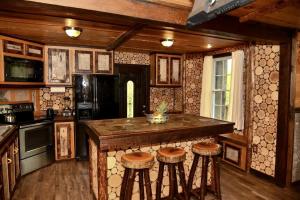 Luxury Treehouse with Soaking Tub near White Mountain National Forest, Stoneham, Maine