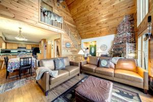 Inviting and Cozy Log Cabin with Hot Tub and Fire Pit near the Historic Downtown Berkeley Springs, West Virginia