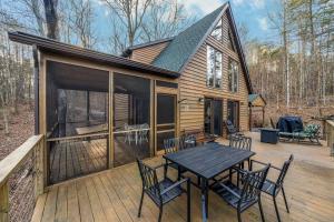 Inviting and Cozy Log Cabin with Hot Tub and Fire Pit near the Historic Downtown Berkeley Springs, West Virginia