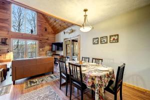 Inviting and Cozy Log Cabin with Hot Tub and Fire Pit near the Historic Downtown Berkeley Springs, West Virginia