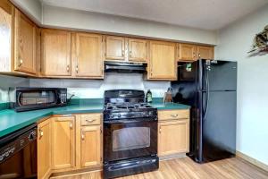 Inviting and Cozy Log Cabin with Hot Tub and Fire Pit near the Historic Downtown Berkeley Springs, West Virginia