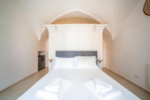 Domus Fisculi A - Stone Vaults & Local Charm
