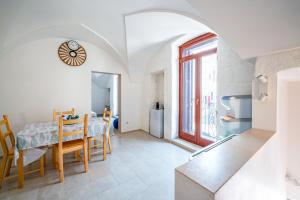 Domus Fisculi A - Stone Vaults & Local Charm