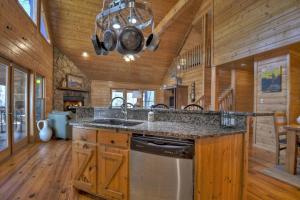 Stokes Haven Pet Friendly Hot Tub Creek