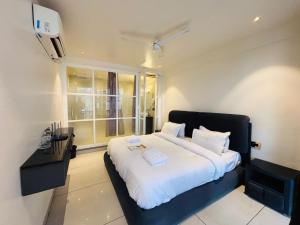 Baga Beach Sunset And Spa