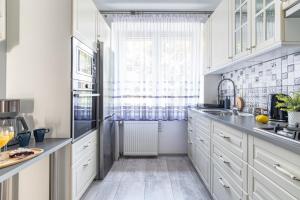 Harcerska Apartment near PKP Piastów by Mia