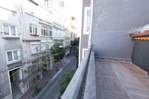 Luxury 4-Bedroom House with Private Large Terrace Balcony - 2 Bathrooms