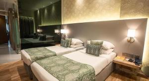 Mumbai Metro - The Executive Hotel
