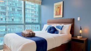 FREE Welcome Breakfast, BGC 1BR, 300Mbps Fiber, Steps to Mitsukoshi & Uptown, 30C1