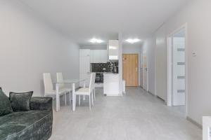 Harmony Park Modern Apartment by BookingHost