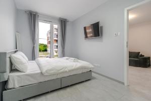 Harmony Park Modern Apartment by BookingHost