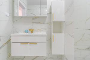 Harmony Park Inviting Apartment by BookingHost