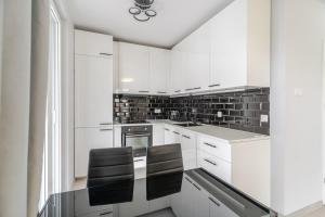 Harmony Park Inviting Apartment by BookingHost