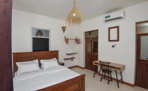 Cosy Stone town 2BEDROOM APARTMENT with parking