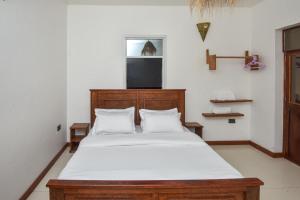 Cosy Stone town 2BEDROOM APARTMENT with parking