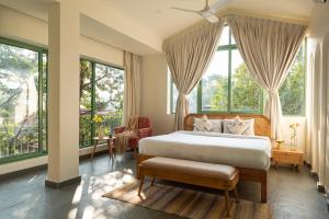 Celebrity Villa in Assagao with Private Pool & Glass Sky Room
