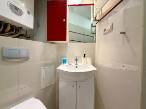 Poniatowskiego Comfort Apartment by BookingHost