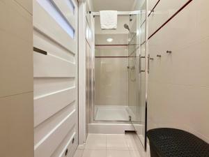 Poniatowskiego Comfort Apartment by BookingHost