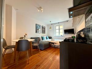 Poniatowskiego Comfort Apartment by BookingHost