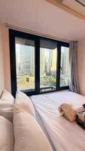 Central Makati Place with Queen bed and 55 inch SMART TV