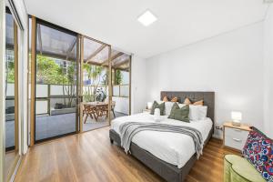 Rhodes water side retreat, Pool & Sauna