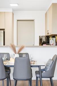 Rhodes water side retreat, Pool & Sauna