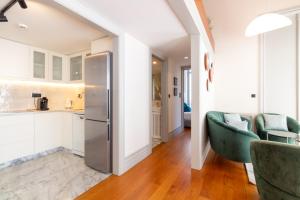Porto 2BR Duplex with Balcony by LovelyStay