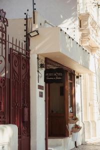 La Noire Petit hotel