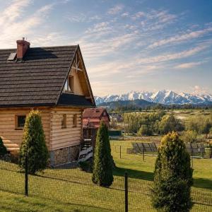 Pocztówka z Mizernej, drewniane domki, widok na Tatry, blisko Velo Czorsztyn, Jezioro Czorsztyńskie, rowery, spokojna okolica