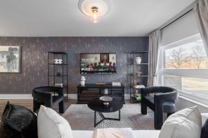 Chic Ossington Escape 3BR w Patio in Downtown
