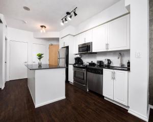 Charming 1BR and Den in Downtown Toronto with Balcony