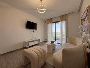 NEW Bright Luxury 1BR Central