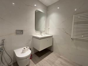 NEW Bright Luxury 1BR Central Location